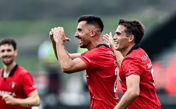 Penafiel goleia Académica e sobe à liderança